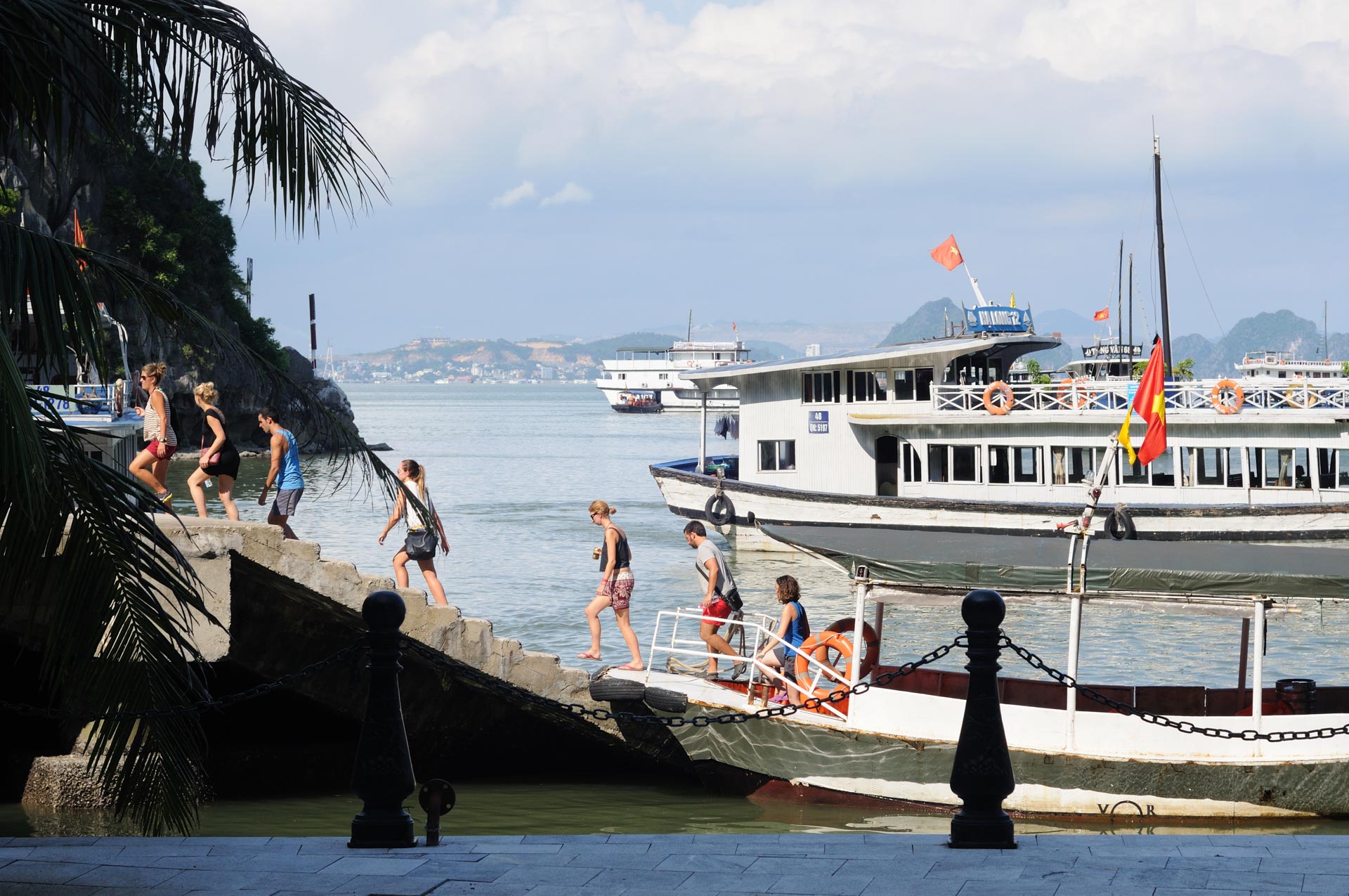 /fm/Files//Pictures/Ido Uploads/Asia/Vietnam/All/Ha Long Bay - Tourist Group Boat Thien Cung Jetty Near Thien Cung Cave - NS - SS.jpg